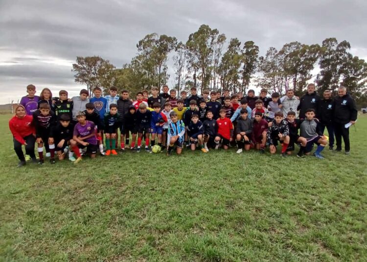 River probó jugadores en la cancha de Argentino