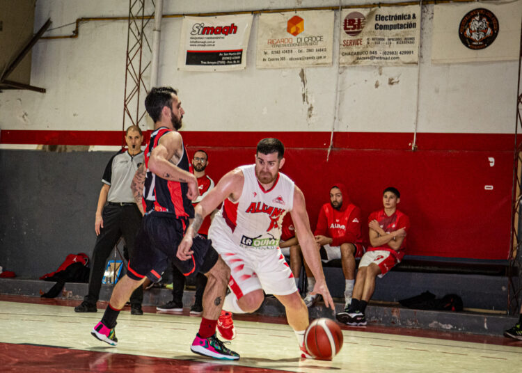 Alumni ganó el anticipo y alcanzó a Huracán