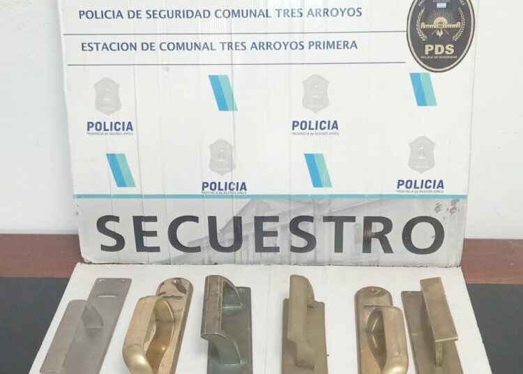 Sigue el robo de metales valiosos: un aprehendido por hurtar picaportes