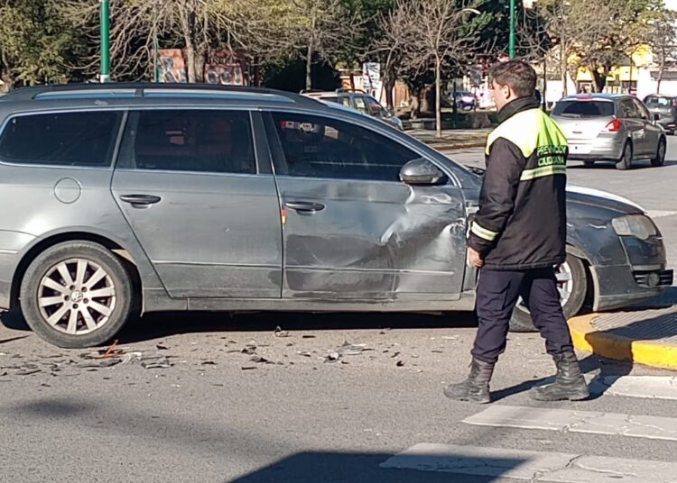 Choque céntrico y daños en una esquina con semáforo