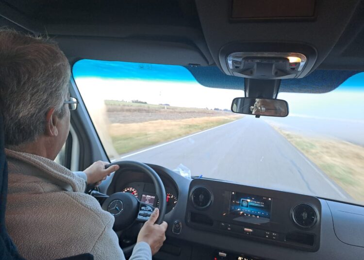 Con el traslado de chicos orensanos, debutó una de las combis municipales