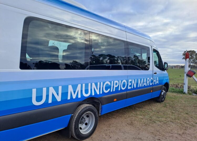 Con el traslado de chicos orensanos, debutó una de las combis municipales