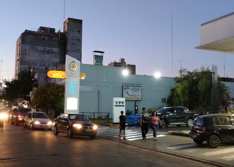 El sábado subirá otra vez el combustible y el litro se acercará a los $1300