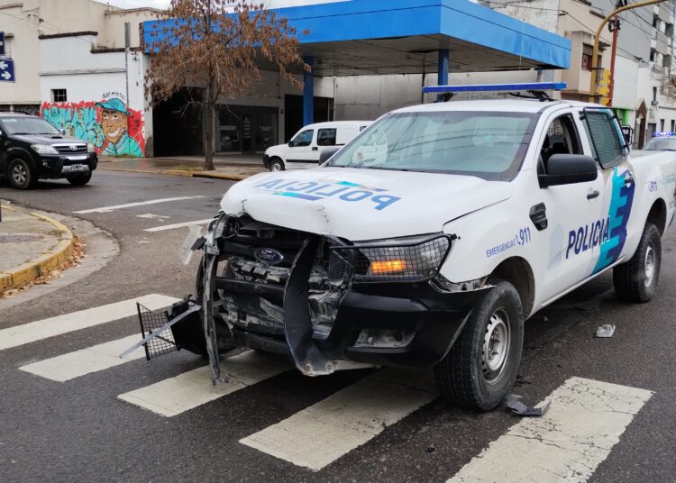 Violento choque entre patrullero y camioneta en una esquina con semáforo