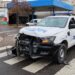 Violento choque entre patrullero y camioneta en una esquina con semáforo