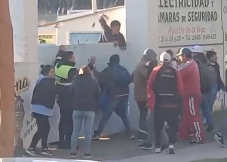 Incidentes, corridas y piedrazos en el partido entre Claromecó y Huracán