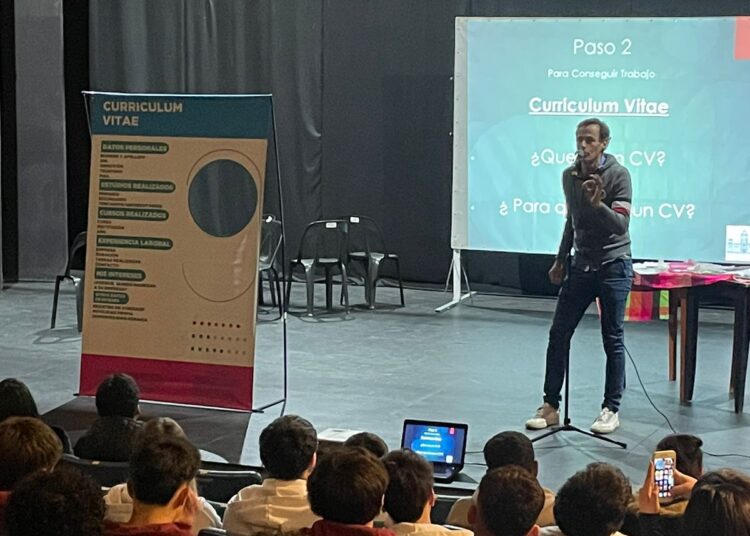Estudiantes de la Técnica participaron de jornada laboral en el Teatro Municipal
