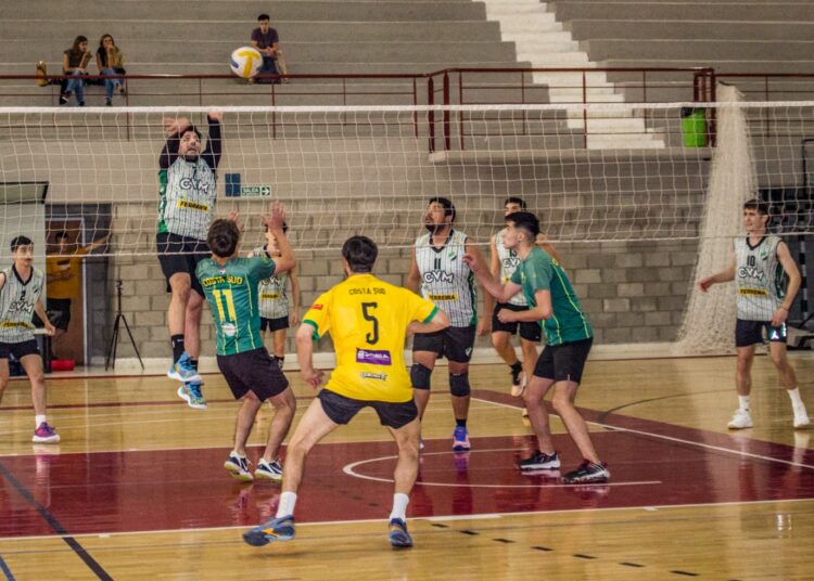 Acción en el Polideportivo con el vóley de Primera