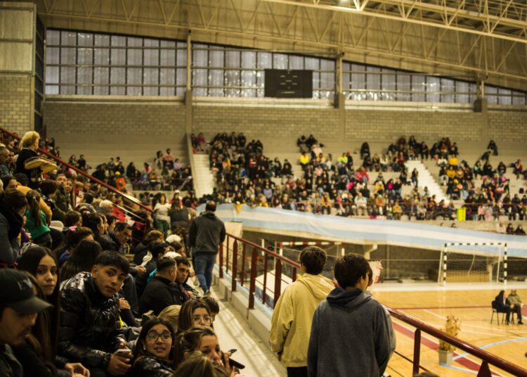 Cerca de 2 mil litros de leche y casi un millon de pesos recaudó Las 6 Horas Solidarias en el Polideportivo
