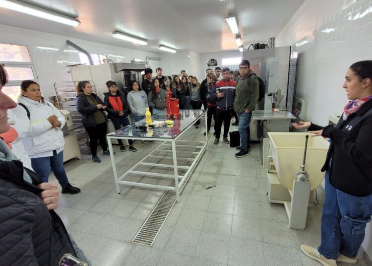 Finalizó el curso de manipulación de carnes en la Chacra de Barrow