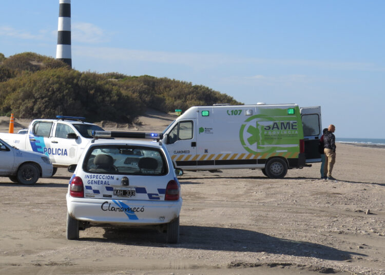 Rescataron a dos kayakistas que no pudieron salir del mar a la altura del Faro claromequense
