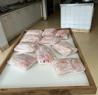 Entregaron pescado donado por el Club Cazadores al Hogar de Ancianos