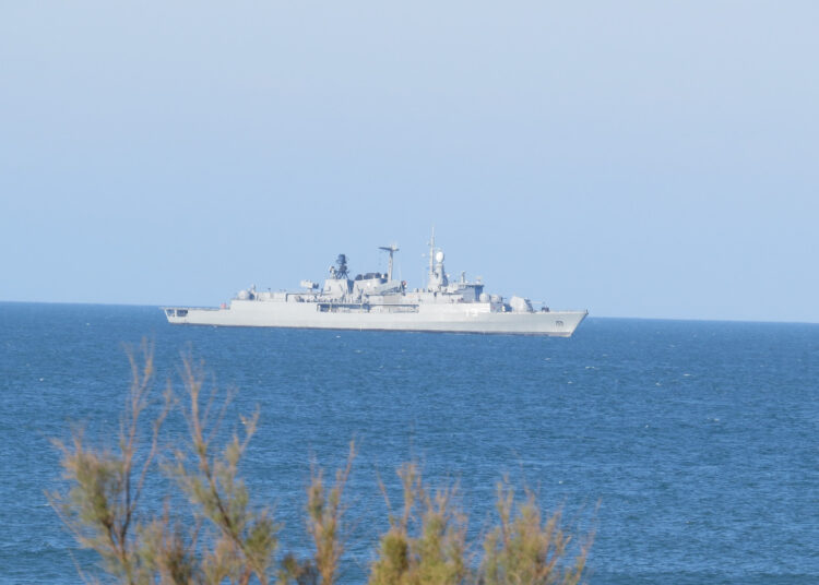 Buques de la Armada atravesaron Claromecó y se aguarda un nuevo paso este domingo