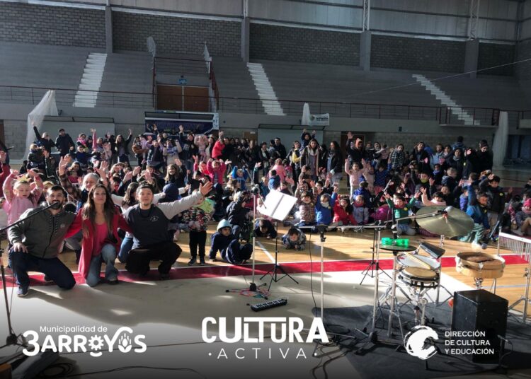 Actividad cultural en el Polideportivo por el Día de los Jardines de Infantes 