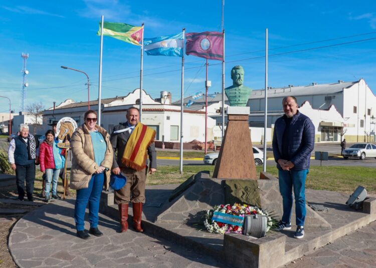 Ofrenda floral en el busto de Martín Miguel de Güemes por el Día Nacional de la Libertad Latinoamericana