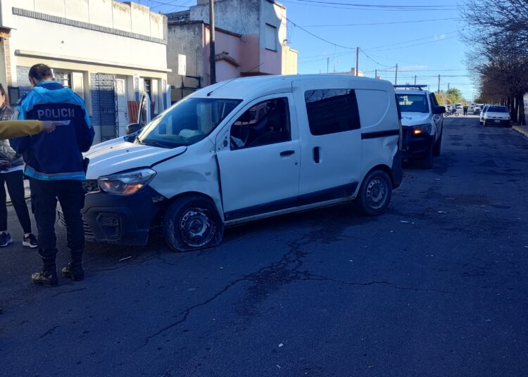 Un utilitario chocó a un auto estacionado frente a la Técnica