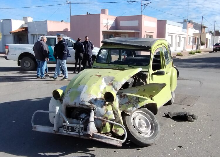 Fuerte choque y herida al Hospital tras salir despedida del auto