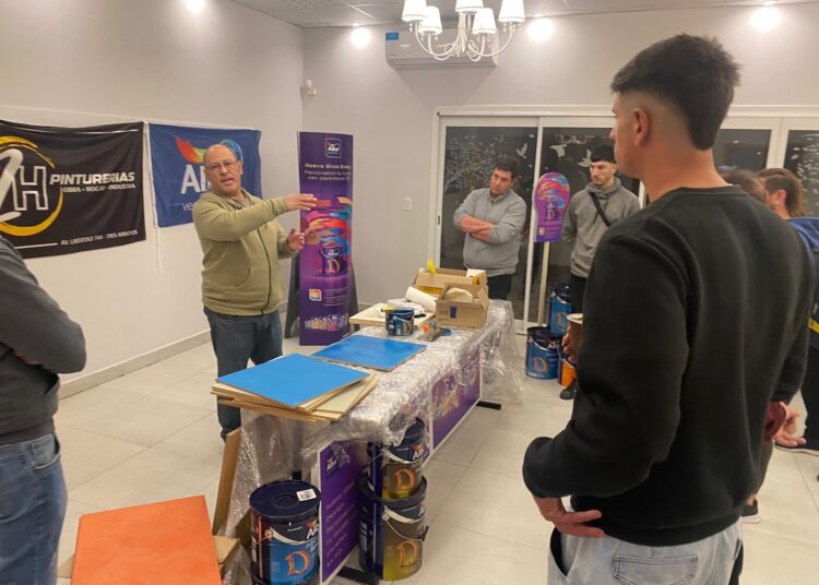 Pinturería 2H ofreció capacitación para productos con efectos especiales de Alba