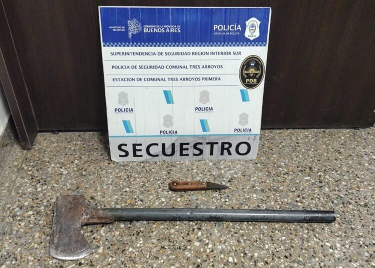 Hachó la puerta de su expareja y le secuestraron un cuchillo