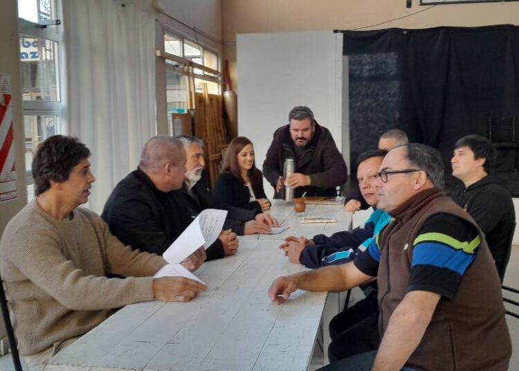 Previo a la radicación definitiva de Prefectura, crean registro de kayakistas en Claromecó