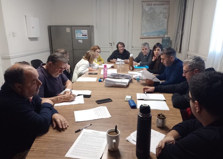 Cruces verbales y tensión en la reunión por la emergencia de tierras