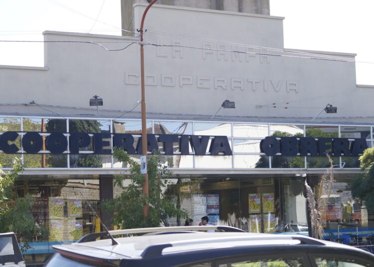 Reinauguración de la Cooperativa Obrera de Avenida Moreno