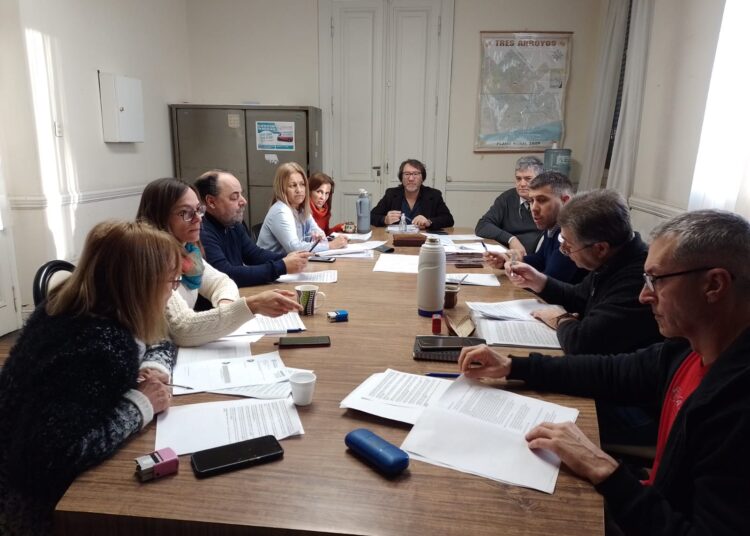 Analizan prohibir la circulación de camiones y maquinaria por caminos rurales en días de lluvia