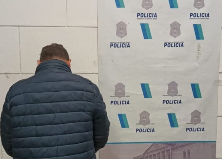 Entró al patio de su vecina para plantar sin su permiso, se resistió y lo aprehendieron