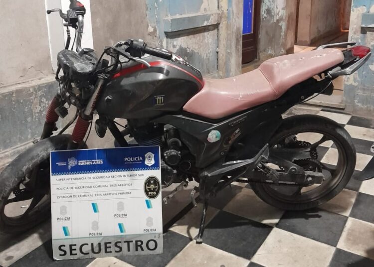 Dos aprehendidos tras atacar a policías luego de fugarse de un control de tránsito