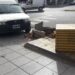 Chocó contra una 4×4 y derribó un pilar en pleno centro