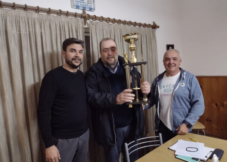 Ciclista recibió el trofeo de campeón del Apertura