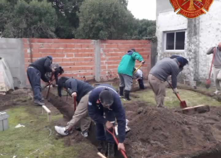 Bomberos Voluntarios de Claromecó inician la construcción de nuevos baños en su Cuartel