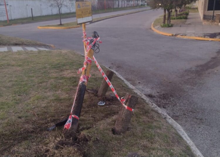 Un accidente dejó sin semáforo a Belgrano y 228