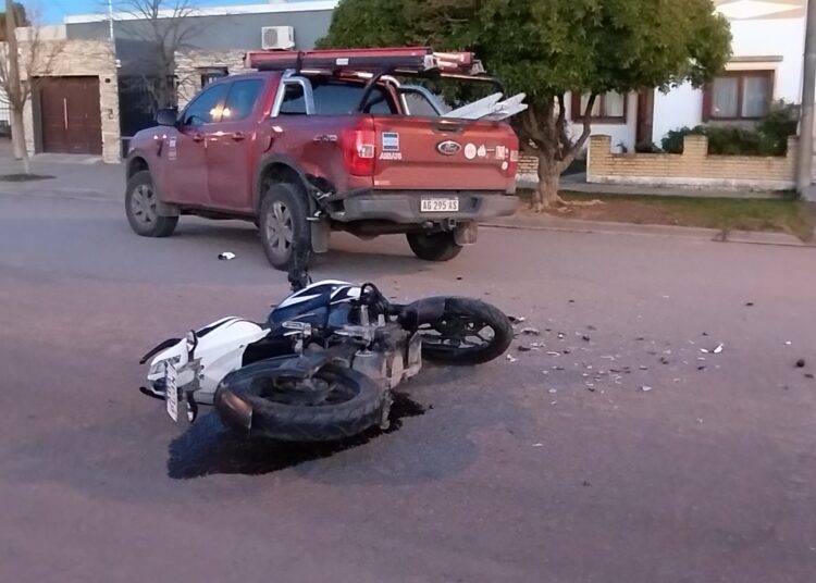 Motociclista al Hospital tras fuerte colisión en Rivadavia al 1200