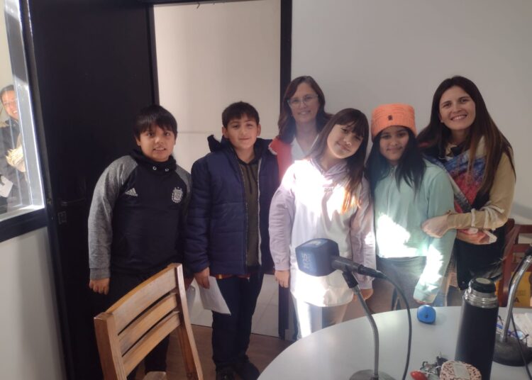 Alumnos de 5ºC de la Escuela Nº 1 intentan armar la historia del Teatro de la Escuela