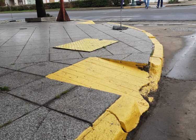 Para reducir choques, restringirán estacionamiento en ochavas próximas a avenidas