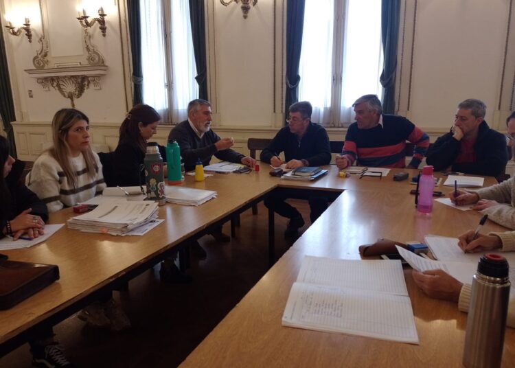 Aprobarán la prohibición de circulación de camiones sobre caminos rurales en días lluviosos