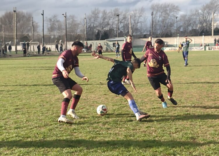 Villa ganó un partido chivo y por ahora manda en el Clausura
