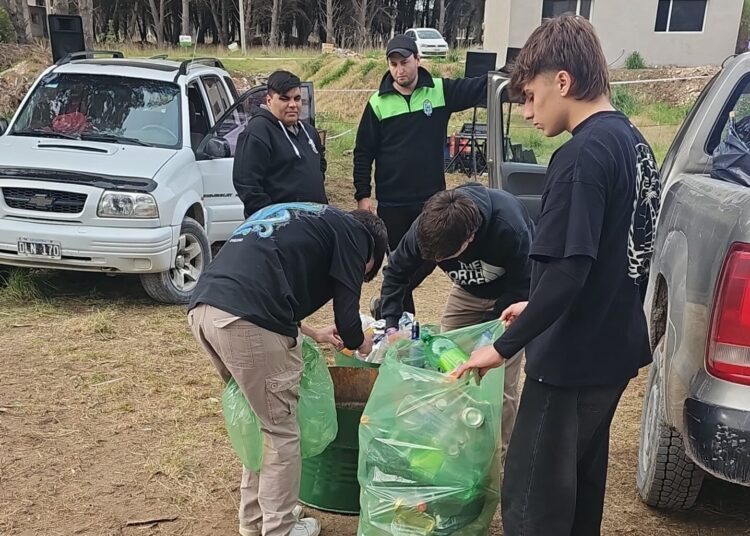 Jóvenes cuidando Claromecó en la Primavera Segura
