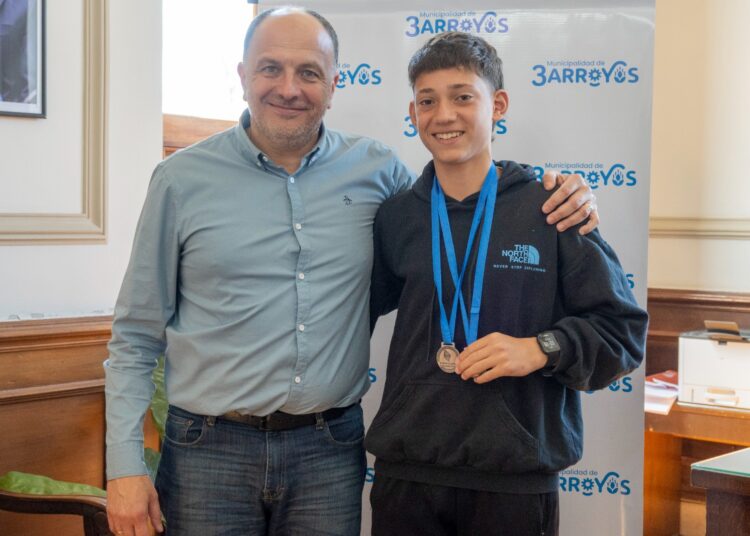 Rodrigo Alanis visitó al Intendente Pablo Garate en su despacho