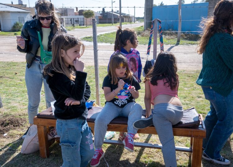 Jóvenes cuidando Claromecó en la Primavera Segura