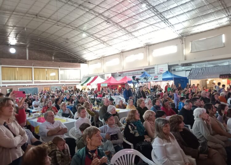 La Feria de Colectividades convocó a multitudes en El Fanal