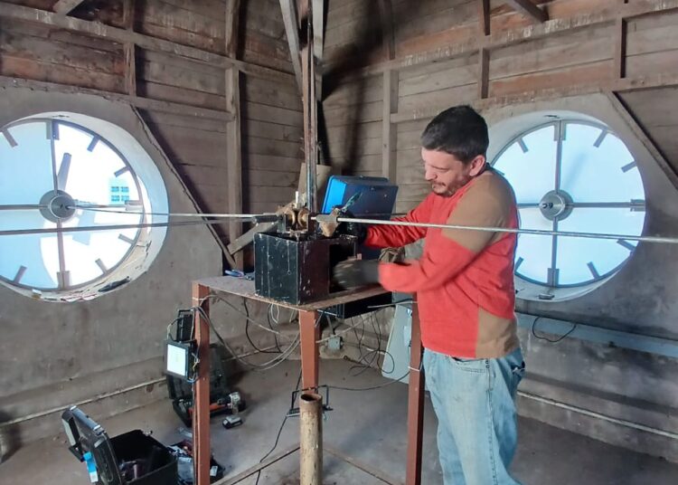 Tras diez años sin funcionar, recuperaron el icónico reloj de la cúpula municipal