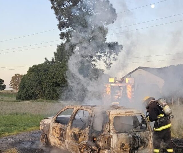 Daños totales tras incendio vehicular en cercanías a Claromecó