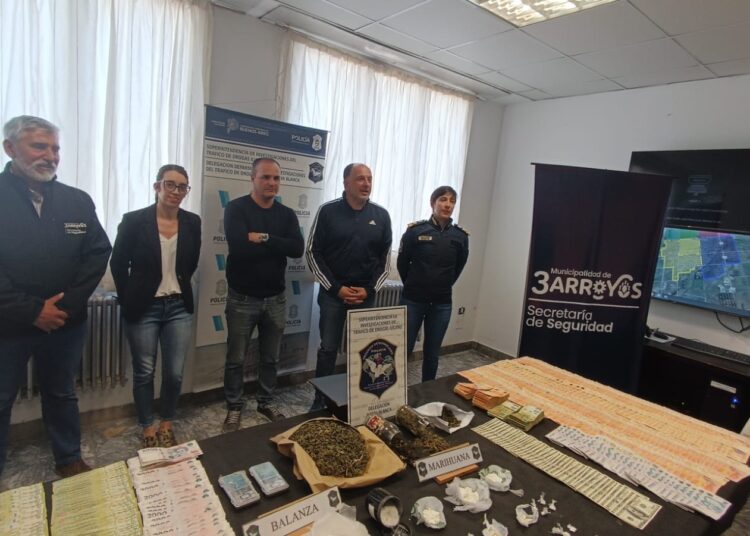 Desbarataron una banda familiar dedicada al narcomenudeo: tres detenidos, seis aprehendidos y secuestro de drogas