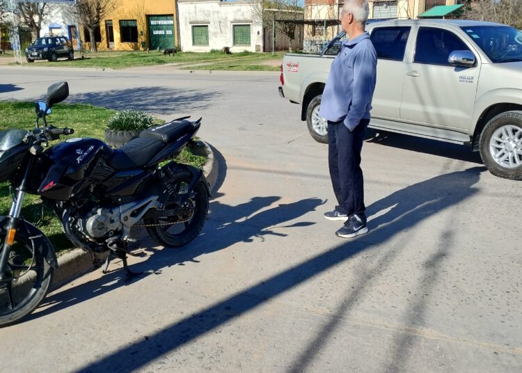 Roce contra una 4×4 y caída al asfalto de un motociclista en Güemes y 9 de Julio