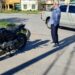 Roce contra una 4×4 y caída al asfalto de un motociclista en Güemes y 9 de Julio