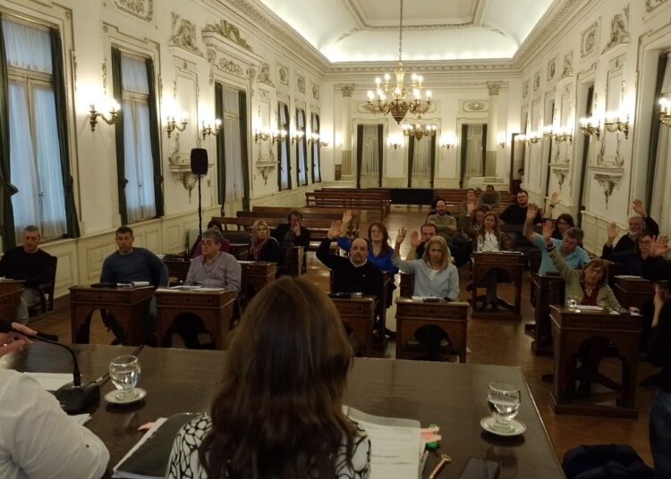 Reajuste de tasas: entre críticas, rechazaron la propuesta oficial y la oposición se encolumnó tras una suba mucho menor y en tres partes