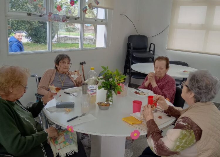 Los adultos mayores del geriátrico municipal festejaron la primavera