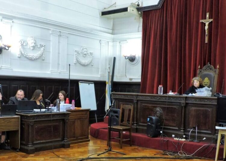 Punta Alta: piden cincuenta años de prisión para el padre y treinta para el padrino de dos niñas abusadas